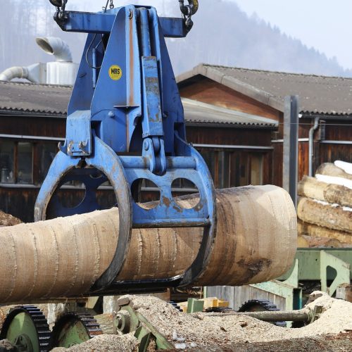 Jakie maszyny służą do obróbki drewna tartacznego?
