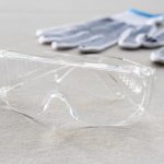 W jakich sytuacjach wymagane jest noszenie okularów ochronnych BHP?